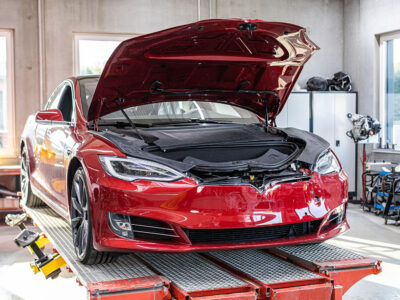 Greco-Car-Tesla-rot-3